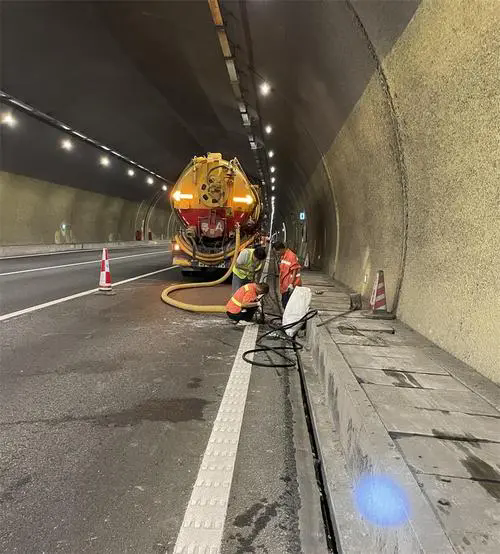 河东隧道排水渠清淤